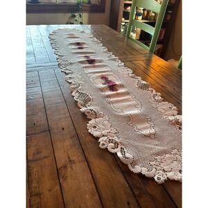 Vintage‎ Crochet Lace Table Runner Roses Handmade Dresser Scarf Cottagecore Lace